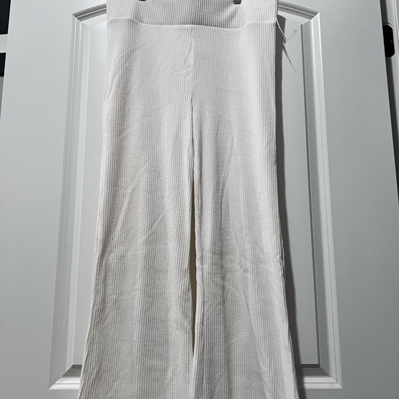 Soft ribbed, high waisted flare pants - Picture 4 of 6